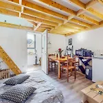 Cozy In Le Vendin With Wifi Feriehus