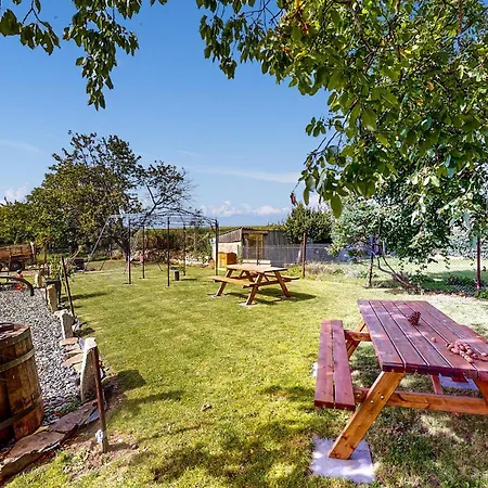 펜션 Stunning In Le Vendin Neuilly-le-Vendin